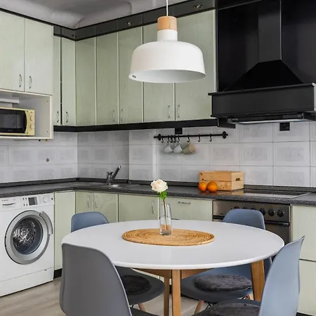 Beautiful Near Center & Metro Apartament