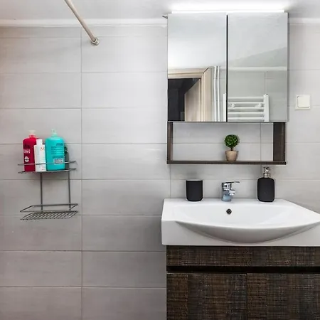 Beautiful Near Center & Metro Salonic